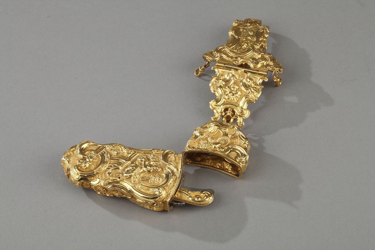 18th Century Fine Gold Repoussé Case With Chatelaine. -photo-5