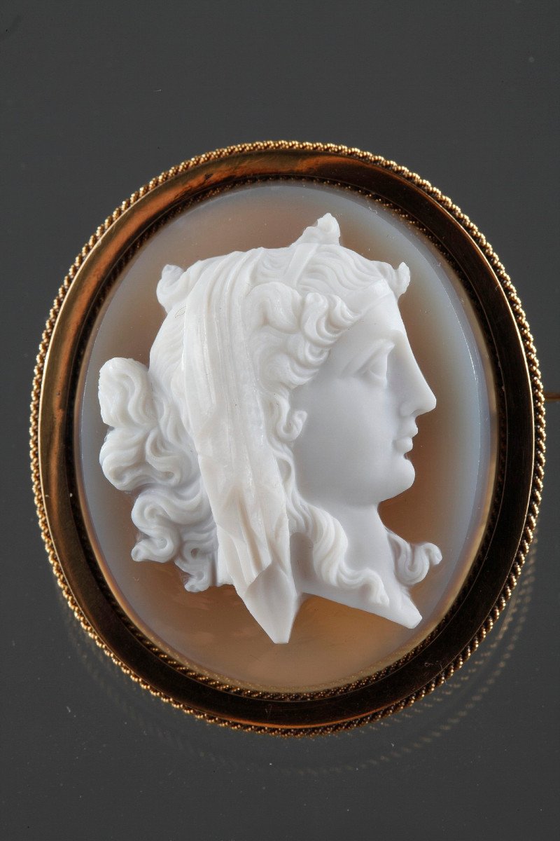 Broche En Or Et Camée Sur Agate. XIXème Siècle. 