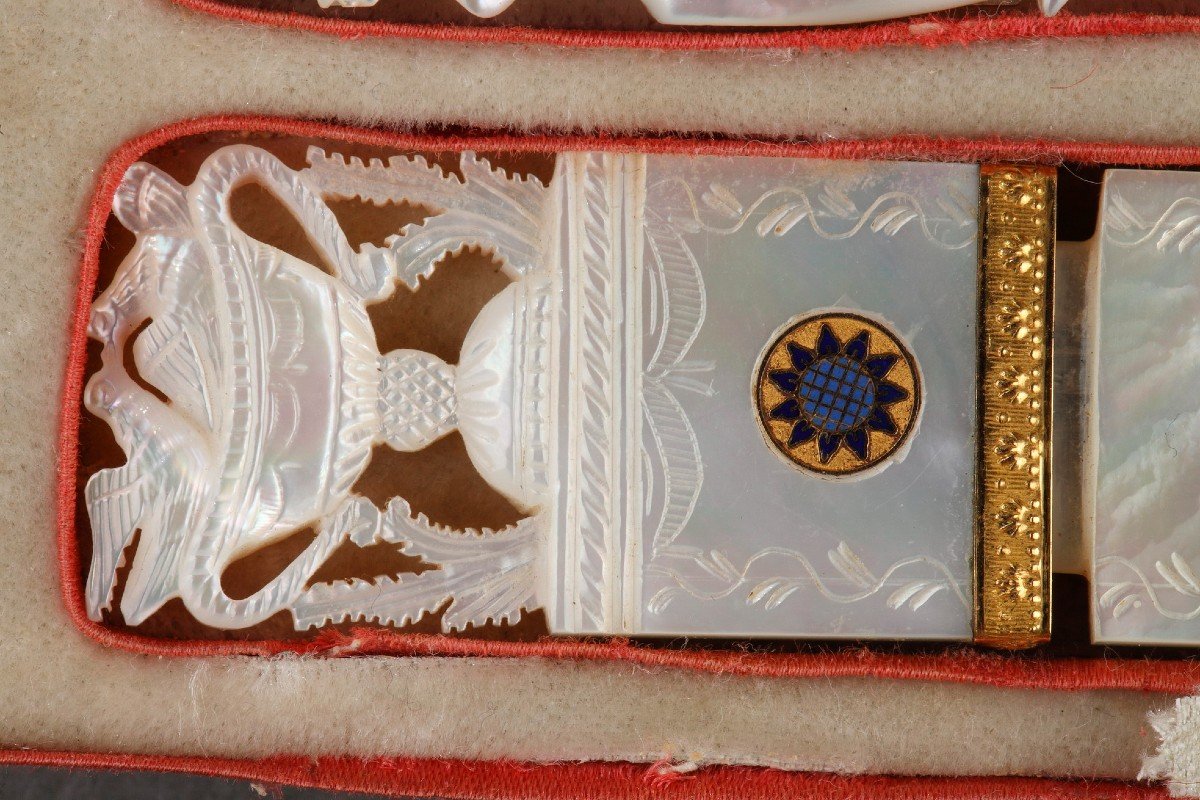 Nécessaire à Couture En Loupe d'Amboine, Or Nacre Et Acier. Époque Charles X. -photo-8