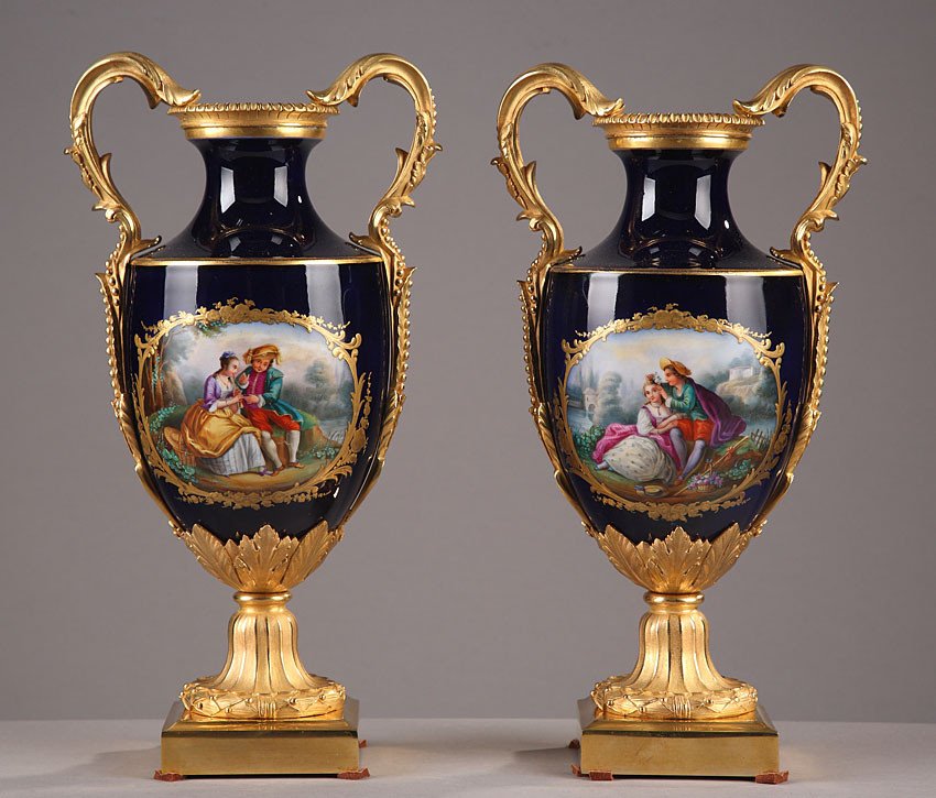 Paire De Vases En Porcelaine Et Bronze Doré. Fin Du XIXème Siècle. 