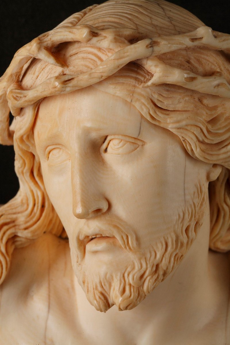 A 18th Century Carved Ivory Figure Of The Crucified Christ -photo-3