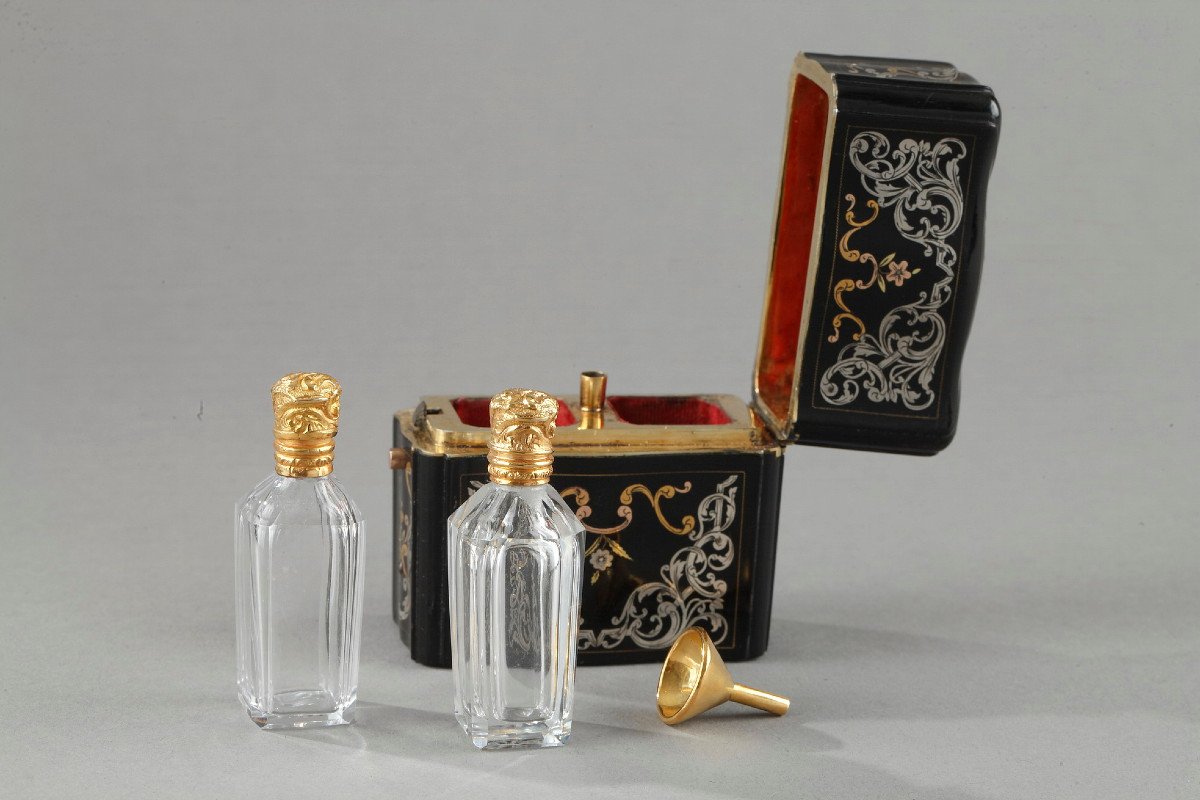 18th Century Perfum Flask Set In Gold, Silver And Tortoishell. -photo-2