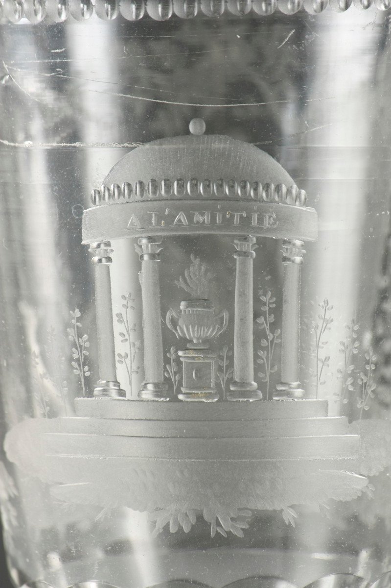 Verre Gravé Et Taillé Représentant Une Allégorie De l'Amitié. Circa 1800. -photo-1