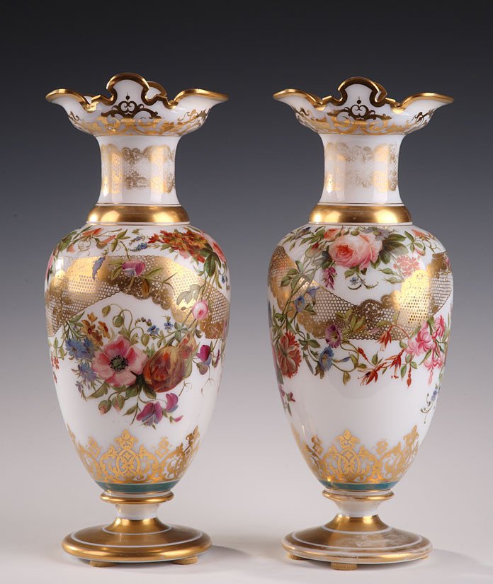 Paire De Vases En Opaline Blanche. Seconde Partie Du XIXème Siècle. -photo-2