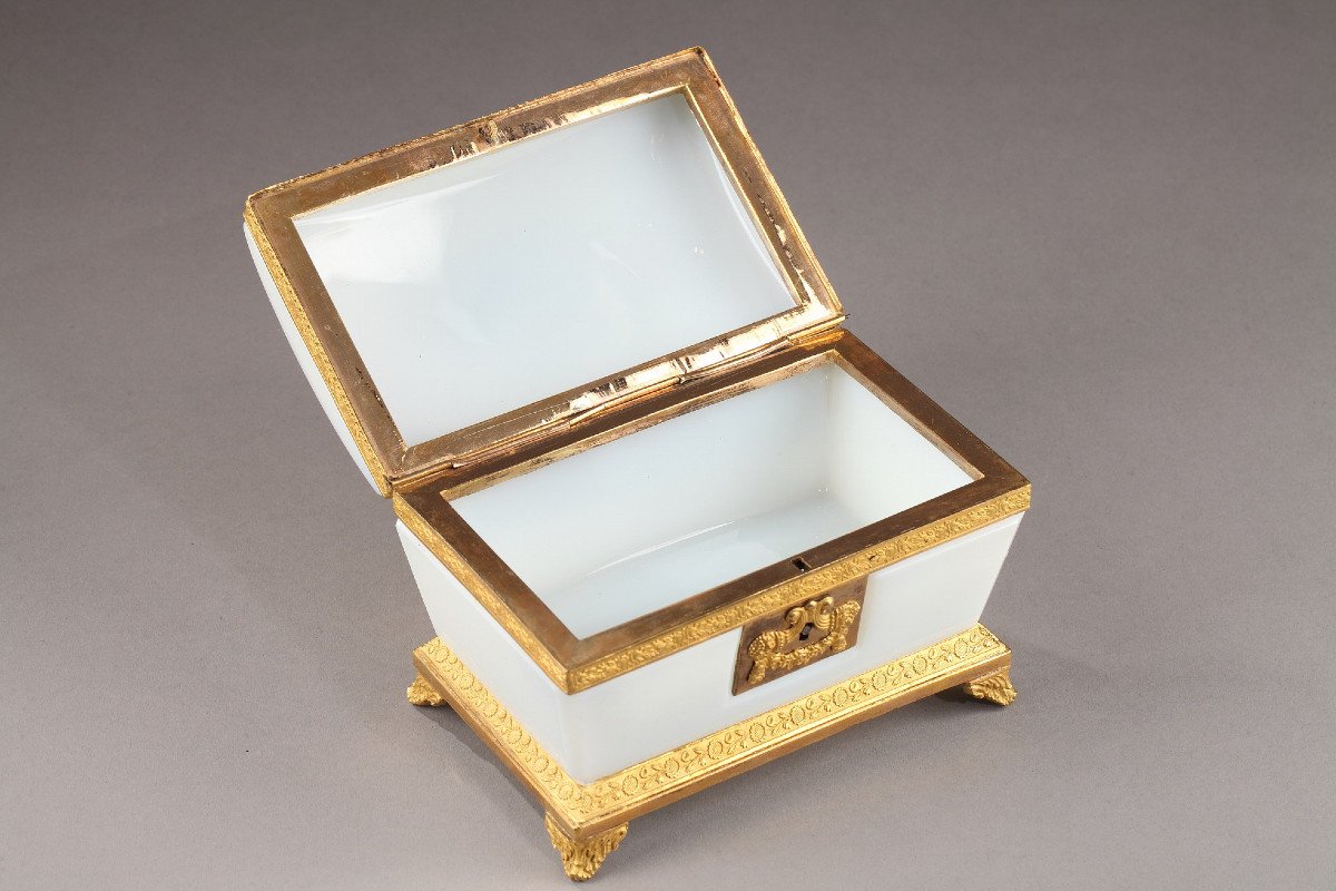 Charles X White Opaline Jewelery Box. Circa 1820 -photo-2