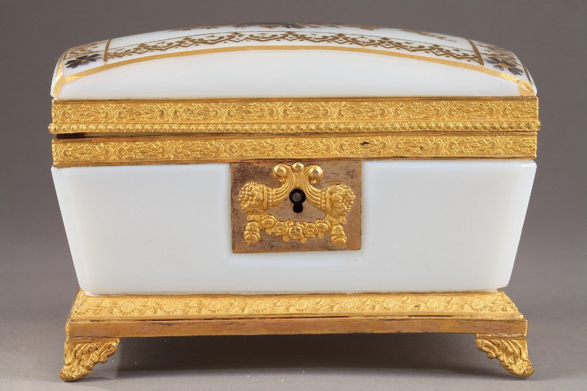 Charles X White Opaline Jewelery Box. Circa 1820 -photo-4