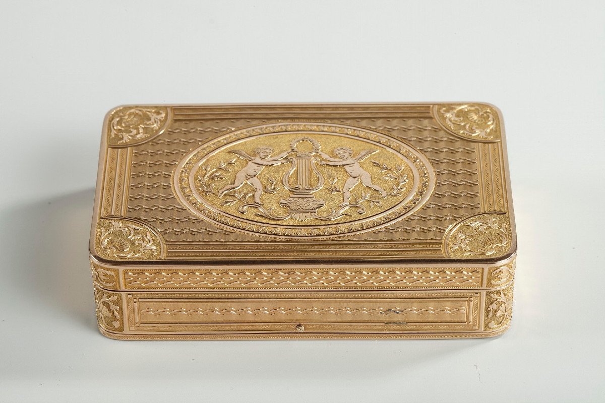 An Early 19th Century Gold Musical Snuff Box.-photo-2
