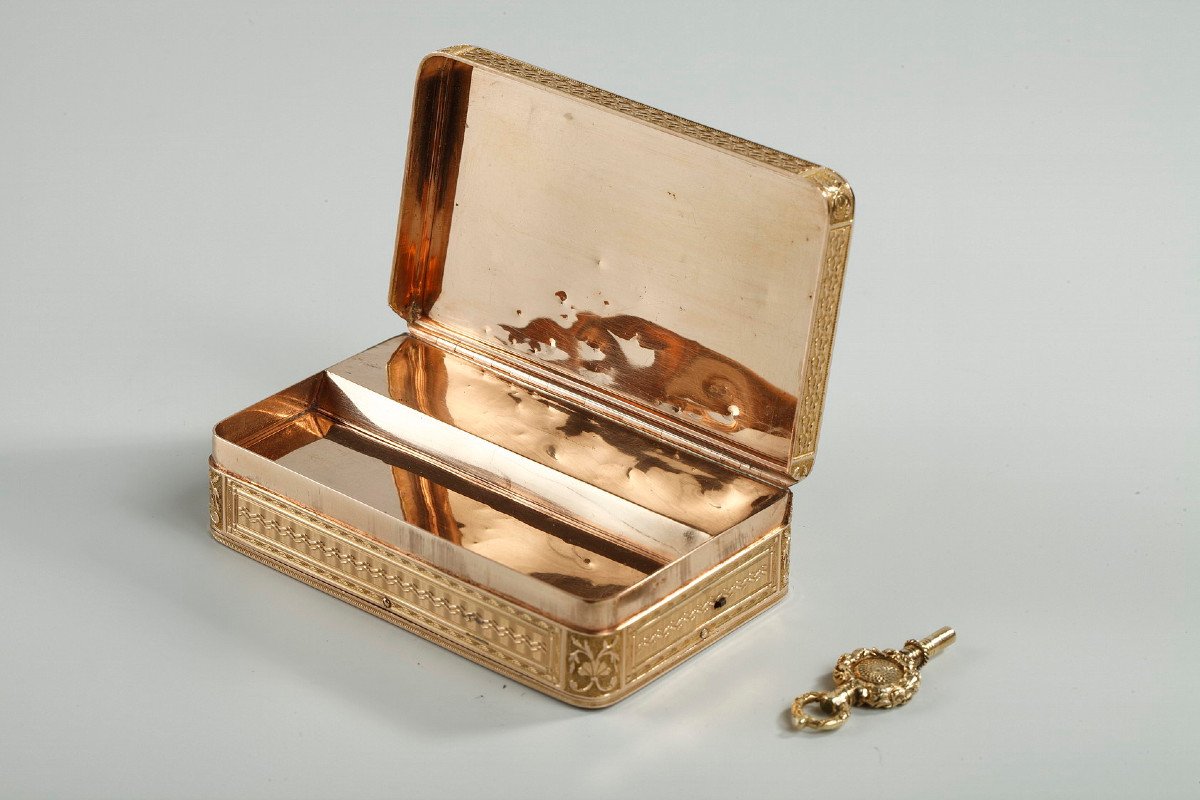 An Early 19th Century Gold Musical Snuff Box.-photo-1