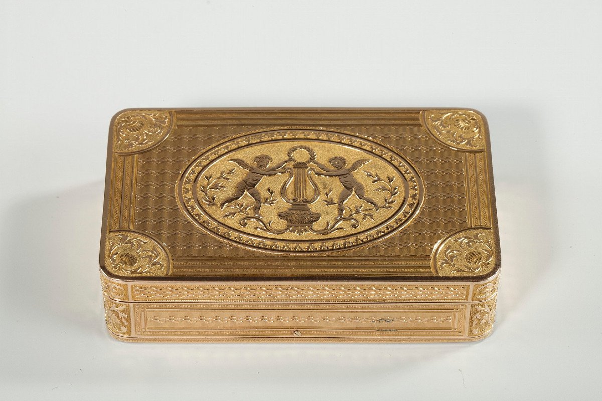 An Early 19th Century Gold Musical Snuff Box.