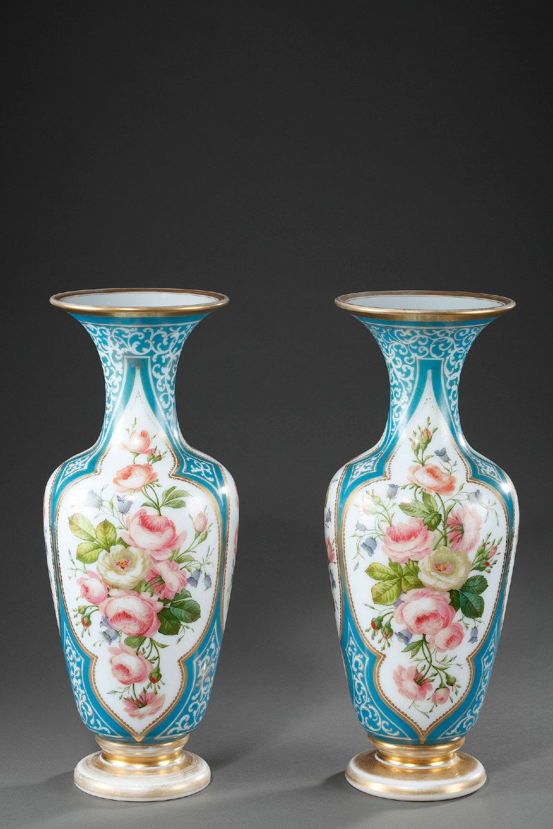Paire De Vases En Opaline à Décor De Roses. Milieu Du XIXème Siècle. -photo-1