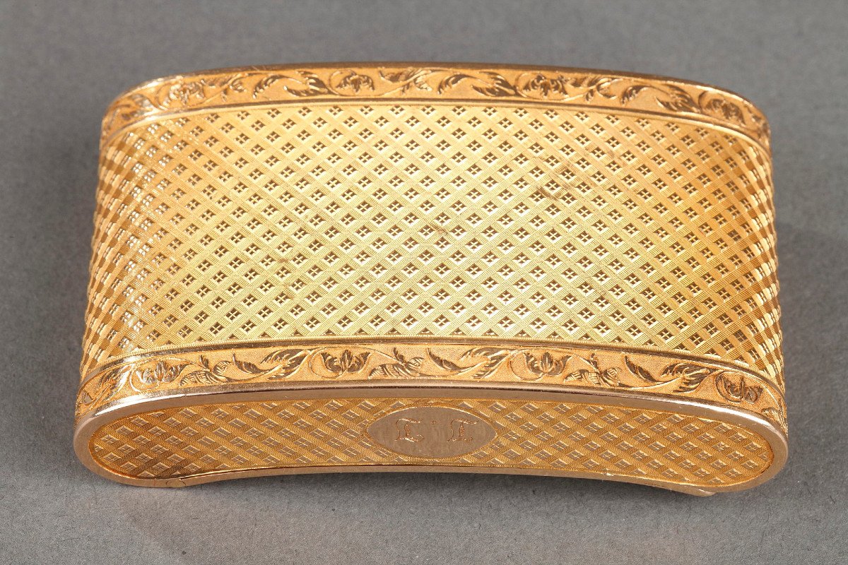 Early 19th Century Curved Snuff Box. -photo-2