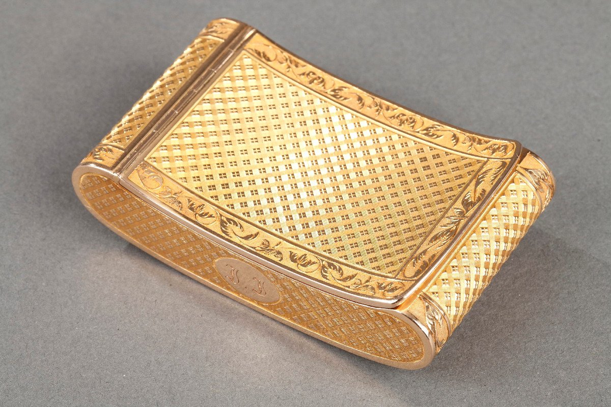 Early 19th Century Curved Snuff Box. -photo-3