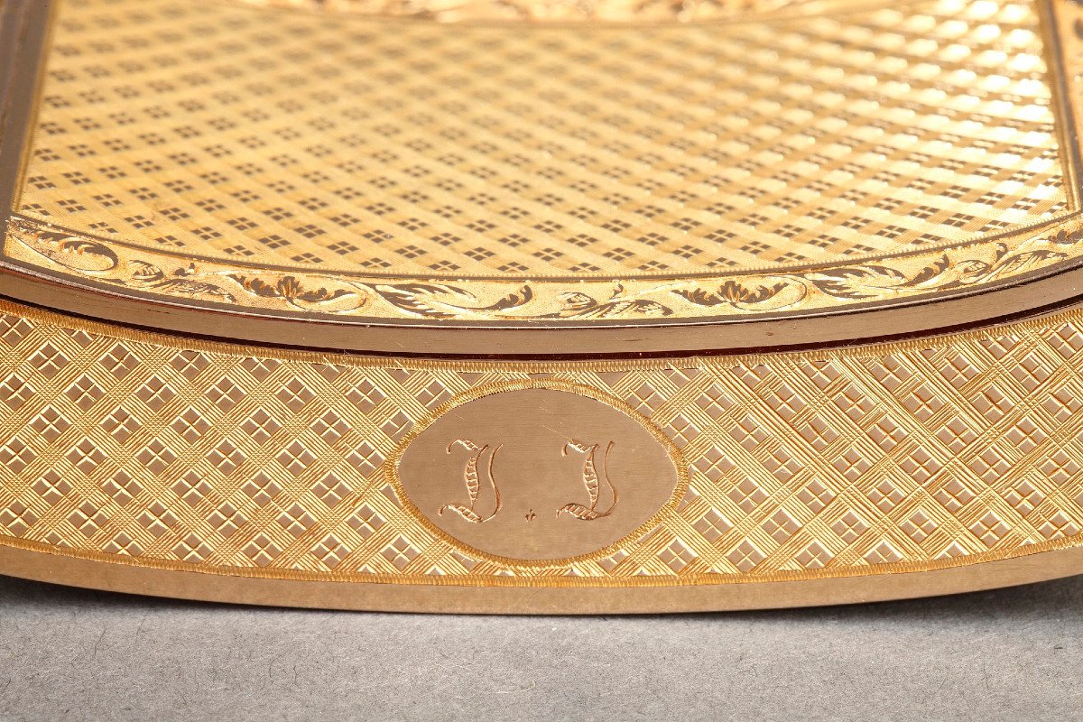 Early 19th Century Curved Snuff Box. -photo-2