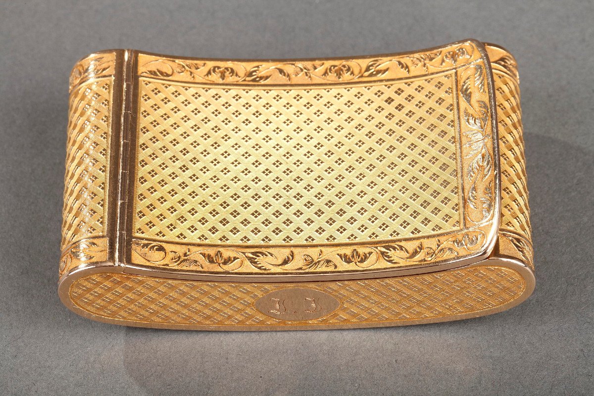Early 19th Century Curved Snuff Box. 