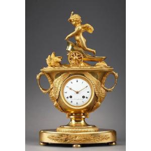 Pendule d'époque Empire Avec Putto Sur Un Char