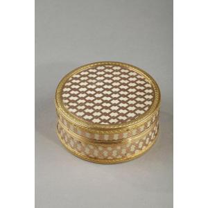 Round Box In Gold And Composition From The End Of The 18th Century