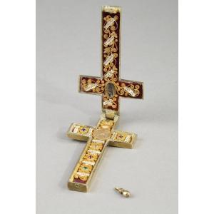 Une Croix Pectorale Avec Reliquaire En Bronze