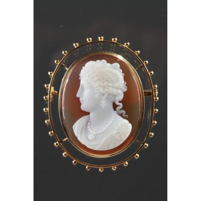 Gold Brooch With Agate Cameo. 19th Century.