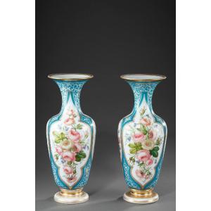 Paire De Vases En Opaline à Décor De Roses. Milieu Du XIXème Siècle. 