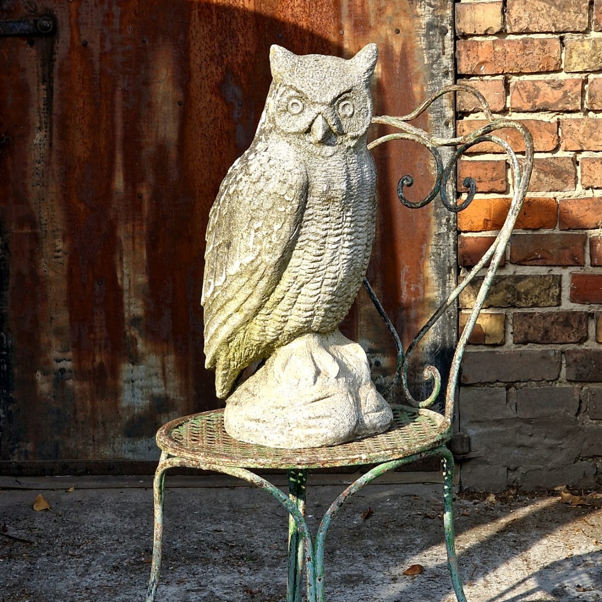 Grand hibou en pierre moulée