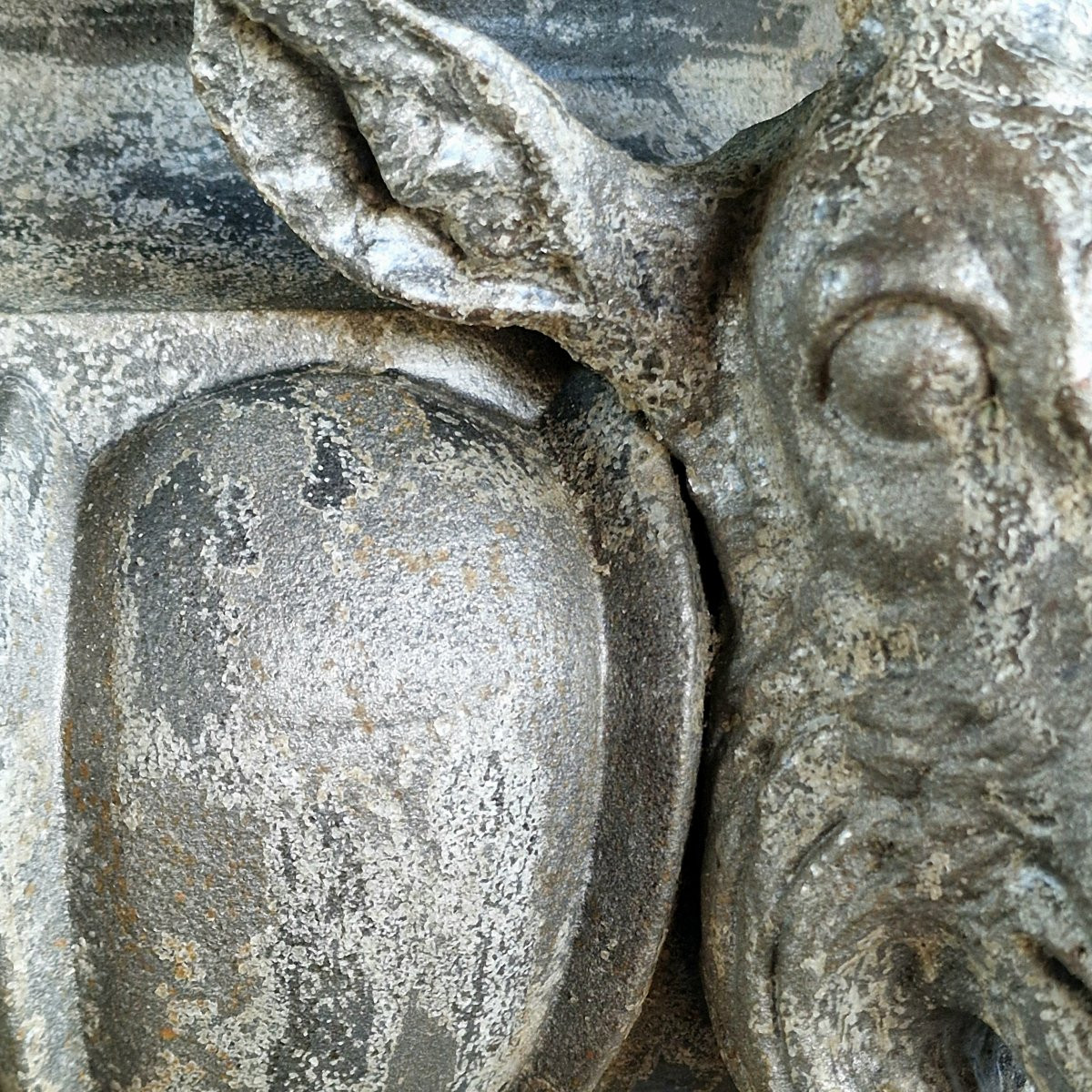 Cast Iron Basin With Ram's Heads-photo-5
