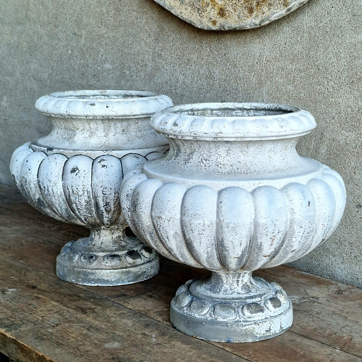 Paire de jardinières en fonte émaillée