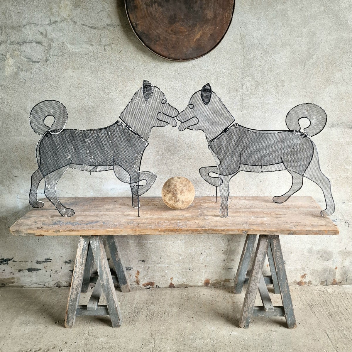 2 chiens en métal