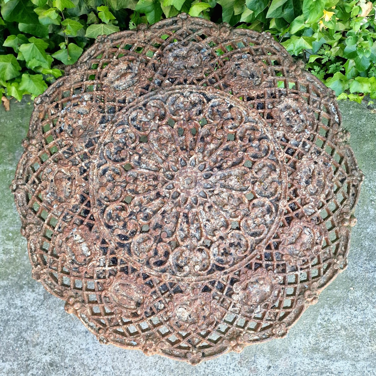 Cast Iron Zodiac Table-photo-3