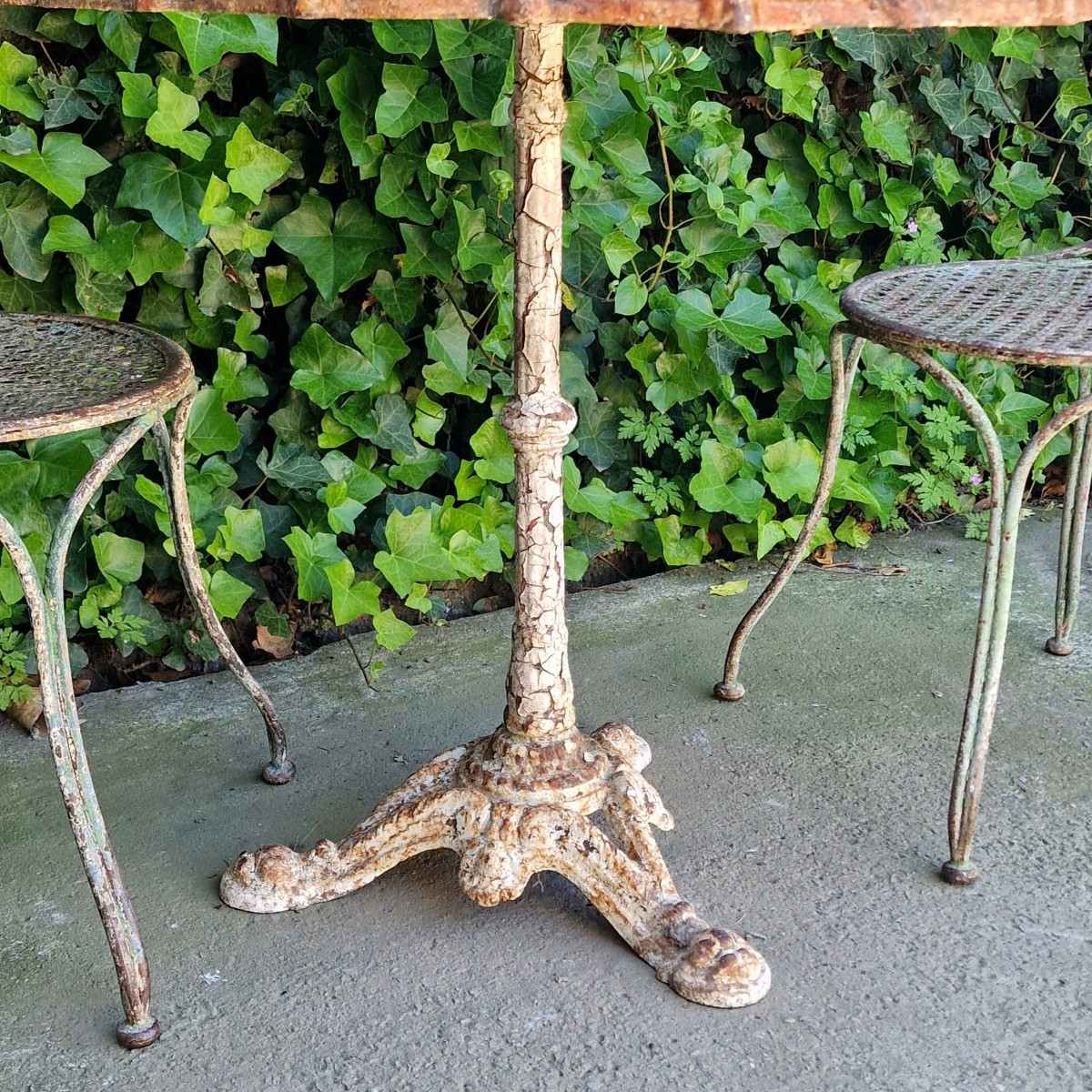 Cast Iron Zodiac Table-photo-4