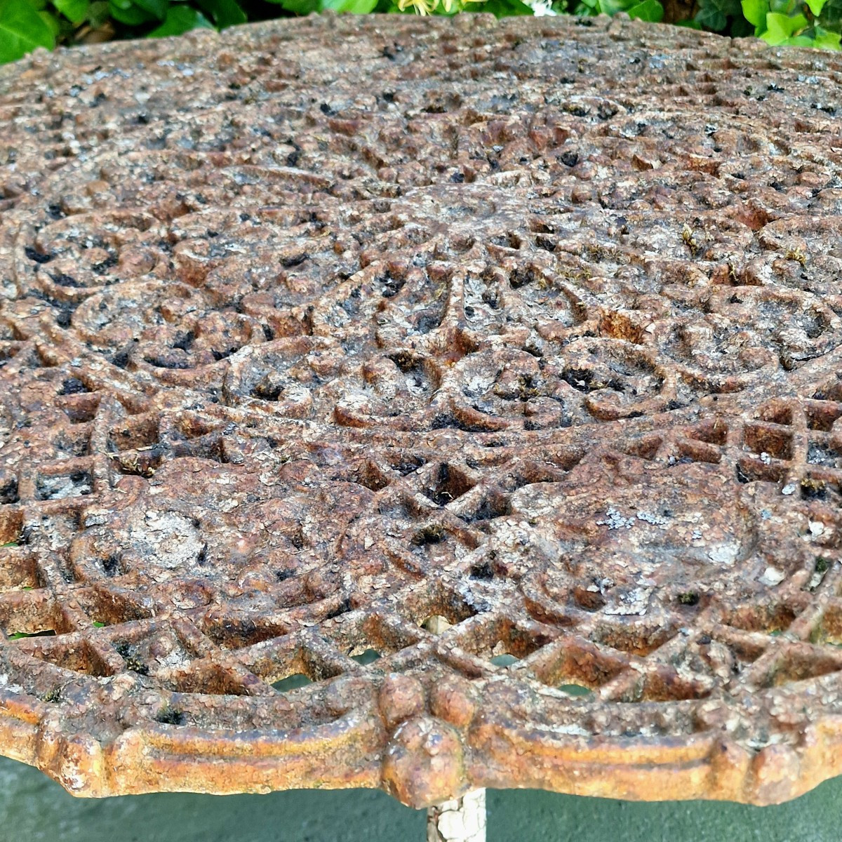 Cast Iron Zodiac Table-photo-5