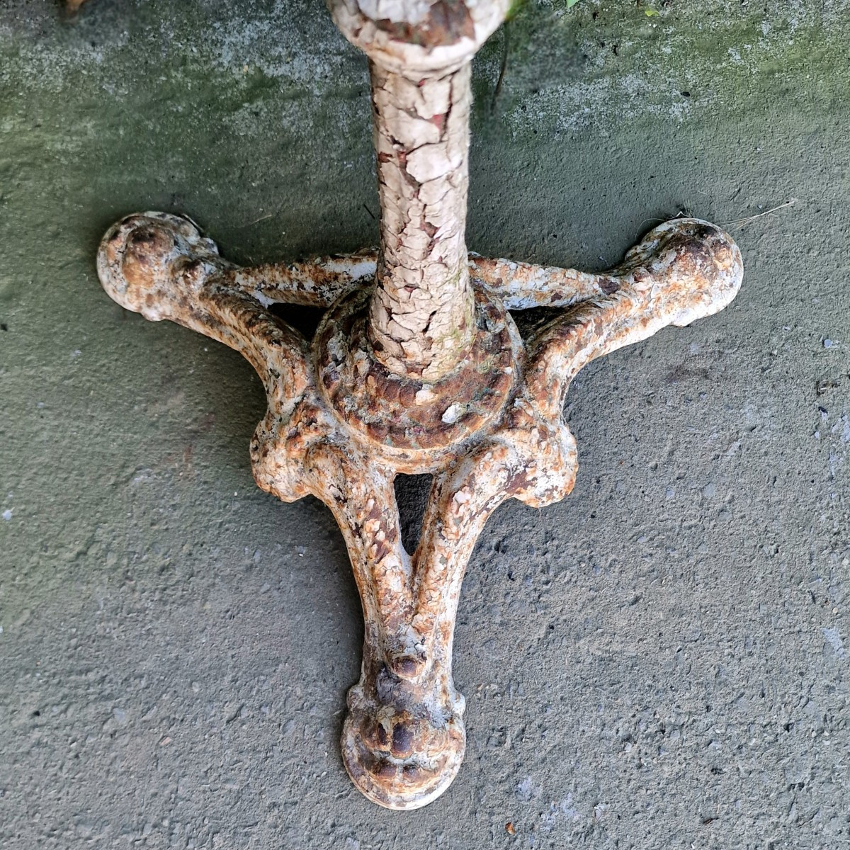 Cast Iron Zodiac Table-photo-6
