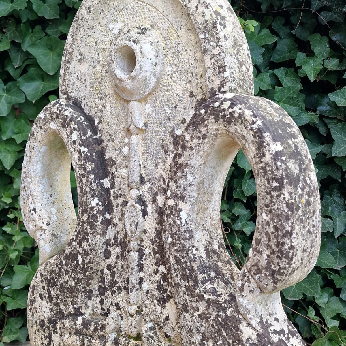 Fontaine murale ornée de cygnes-photo-3
