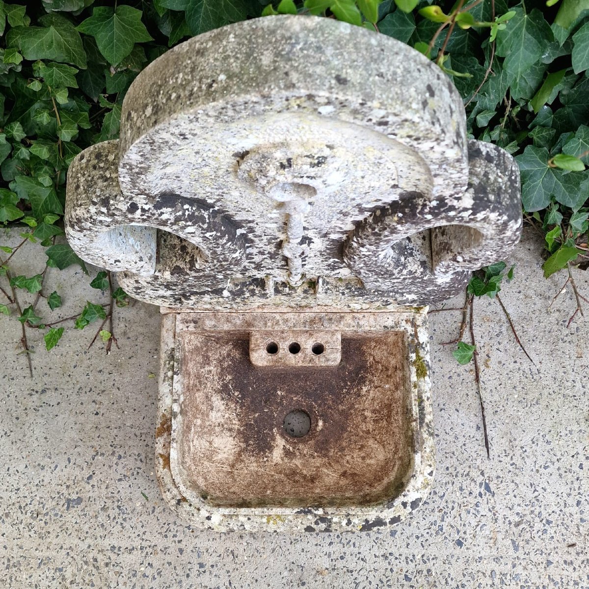 Fontaine murale ornée de cygnes-photo-3