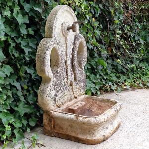 Wall Fountain With Swan Decoration