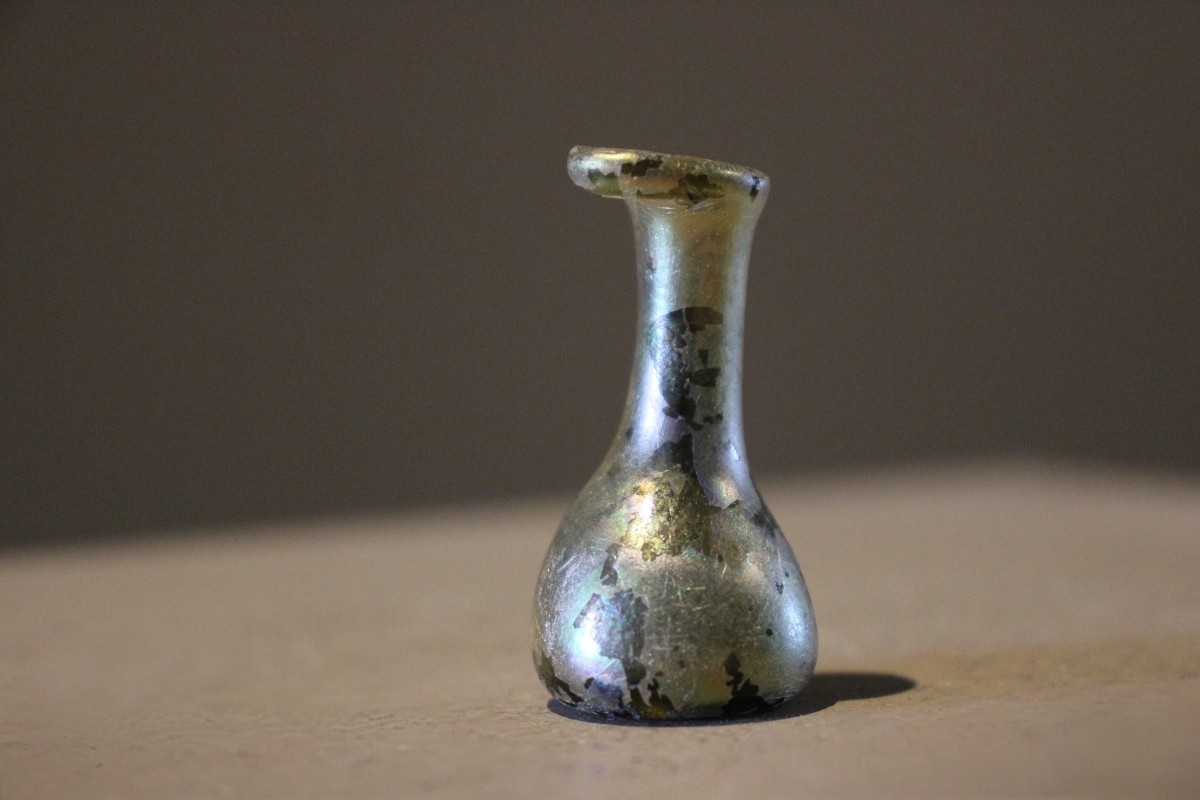 petite fiole en verre médiévale