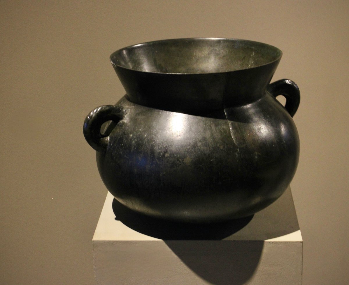 Large 17th-century Bronze Pot-photo-1