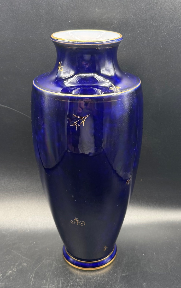 SÈVRES - Vase en porcelaine émaillée bleu et doré