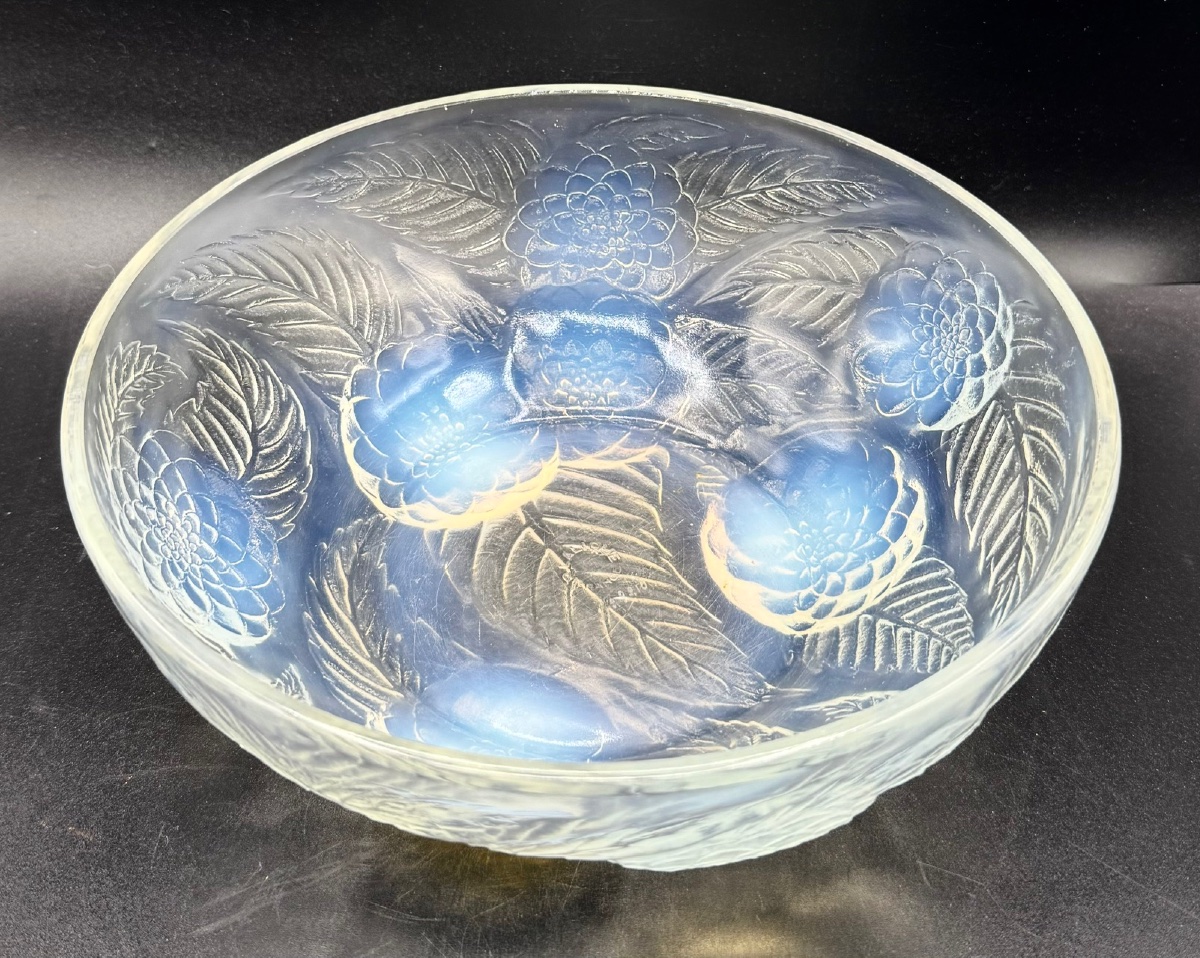 René LALIQUE - Coupe Dahlias en verre opalescent - Epoque Art Déco