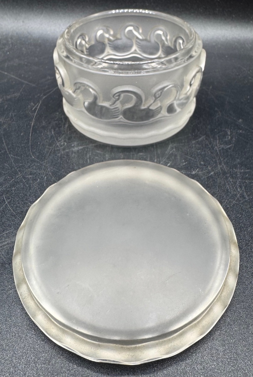 Lalique France - Box / Candy Box With Swan Design-photo-1