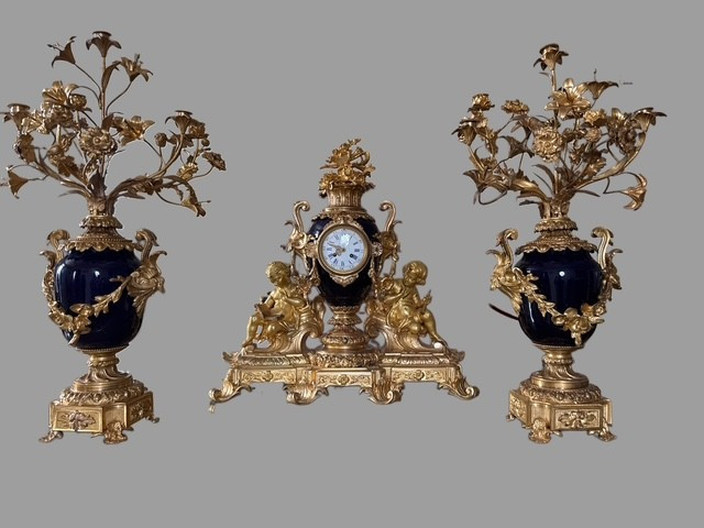 Garniture en bronze et porcelaine