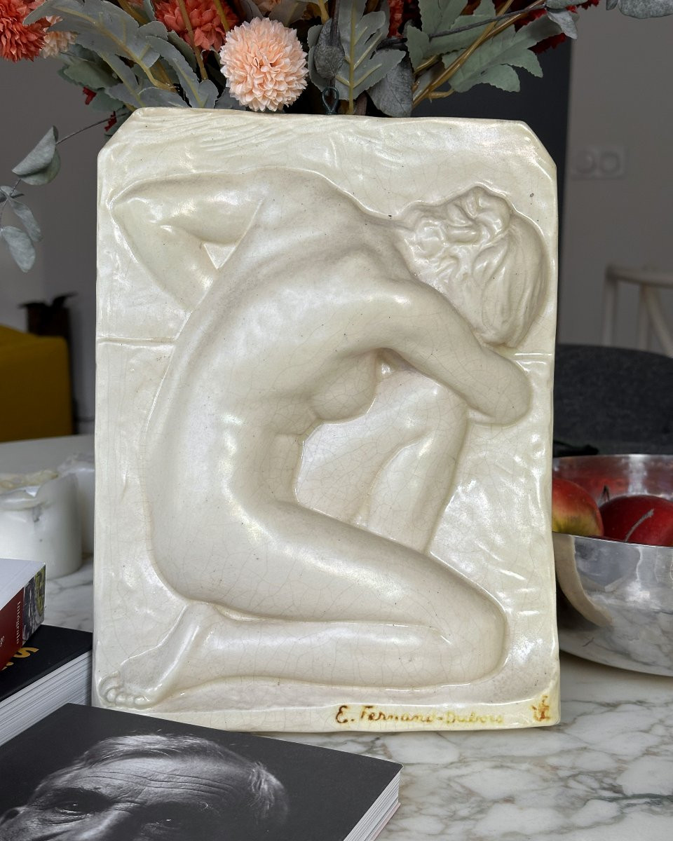 Femme nue accroupie - Relief en céramique à émail beige - Émile Fernand-Dubois-photo-2