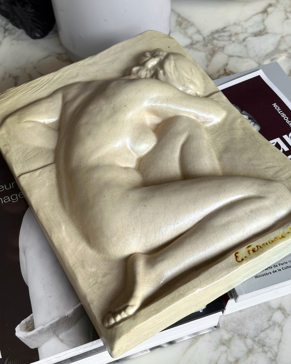 Femme nue accroupie - Relief en céramique à émail beige - Émile Fernand-Dubois-photo-4