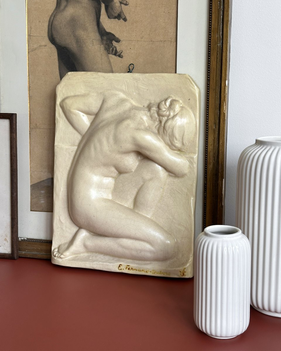 Femme nue accroupie - Relief en céramique à émail beige - Émile Fernand-Dubois-photo-1