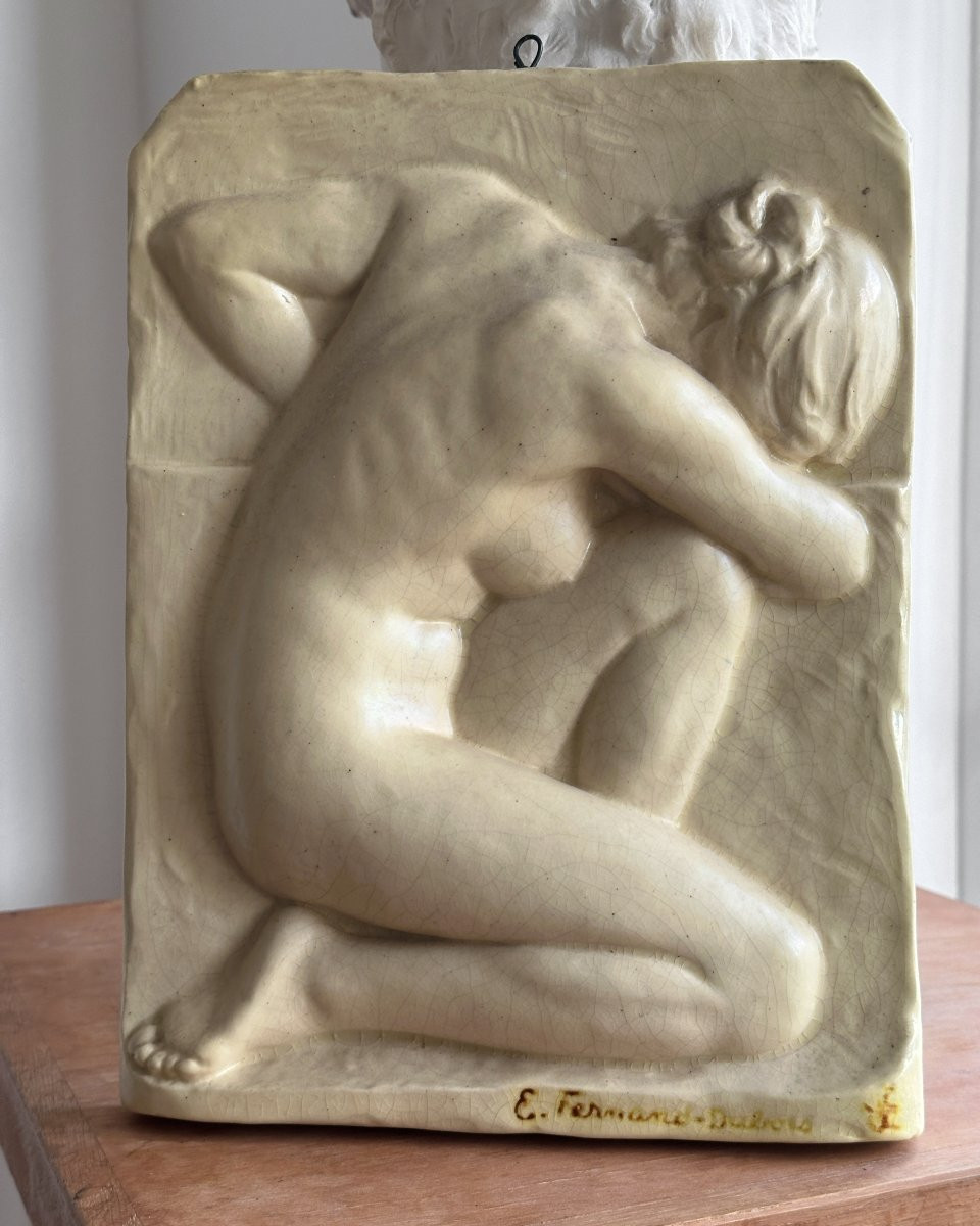 Femme nue accroupie - Relief en céramique à émail beige - Émile Fernand-Dubois-photo-2