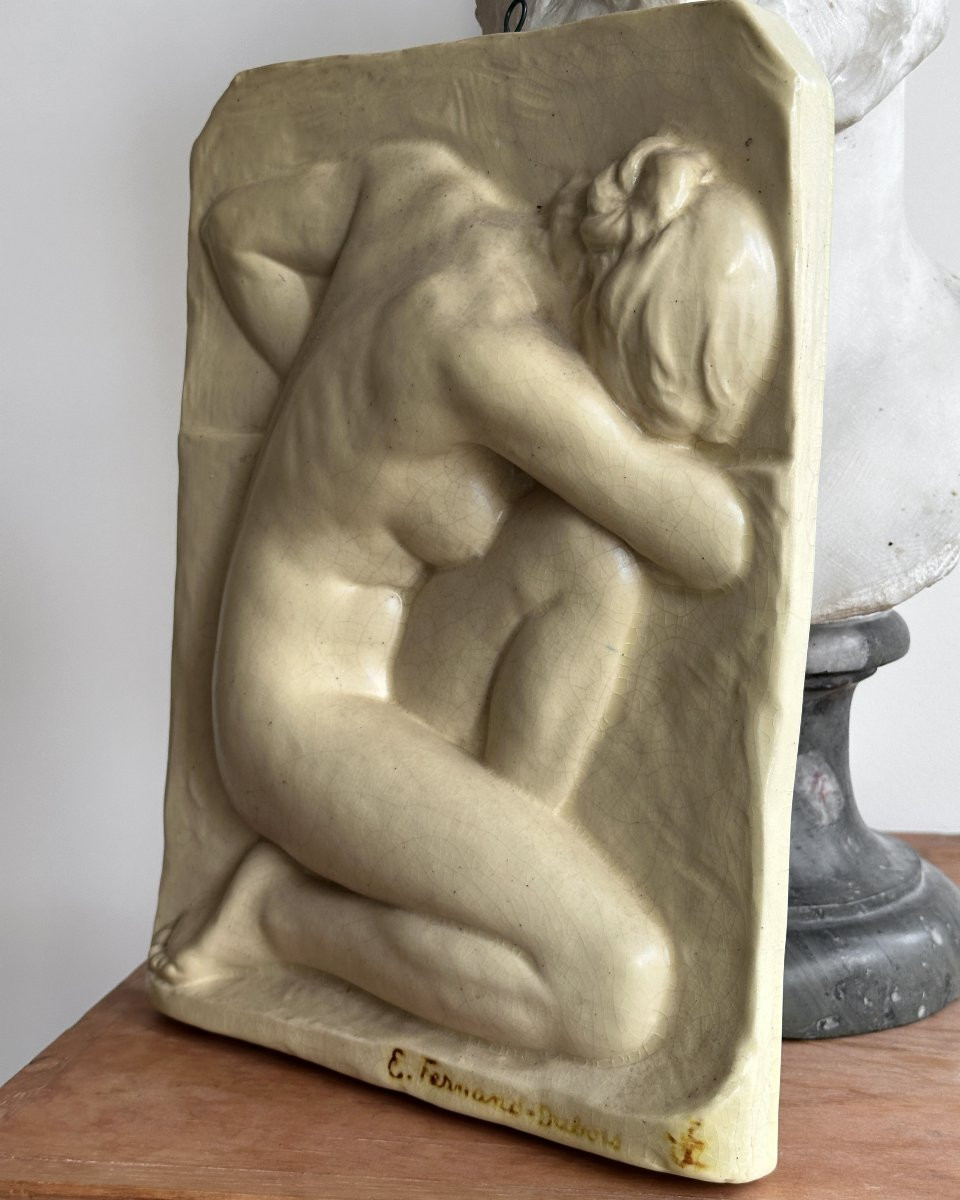 Femme nue accroupie - Relief en céramique à émail beige - Émile Fernand-Dubois-photo-3