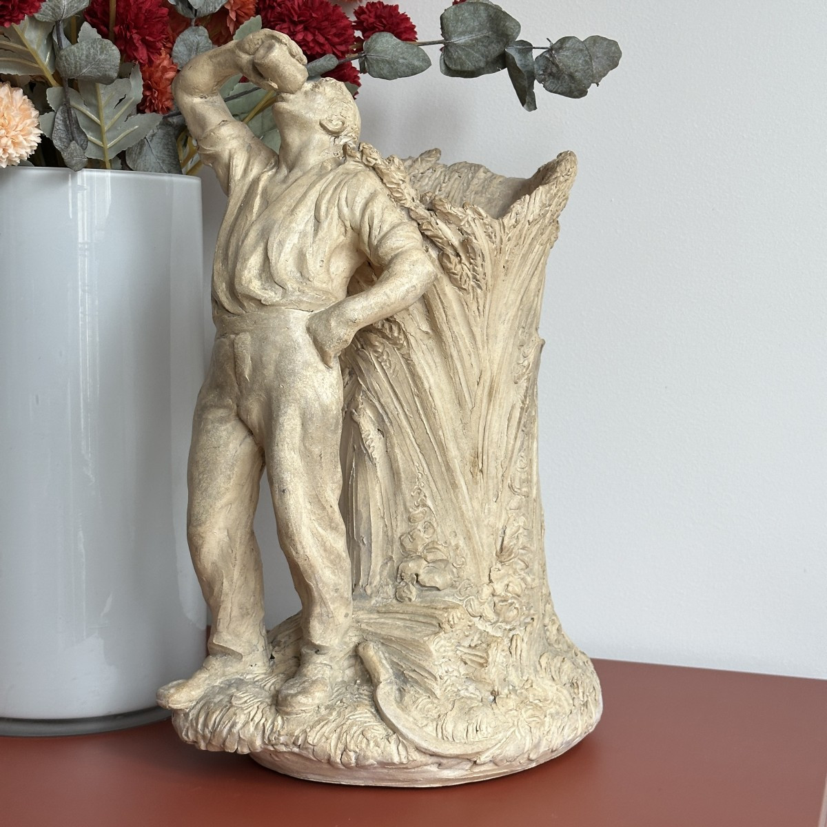 Paul Richer - Paysan buvant adoss&eacute; &agrave; des gerbes de bl&eacute; - Terre cuite originale