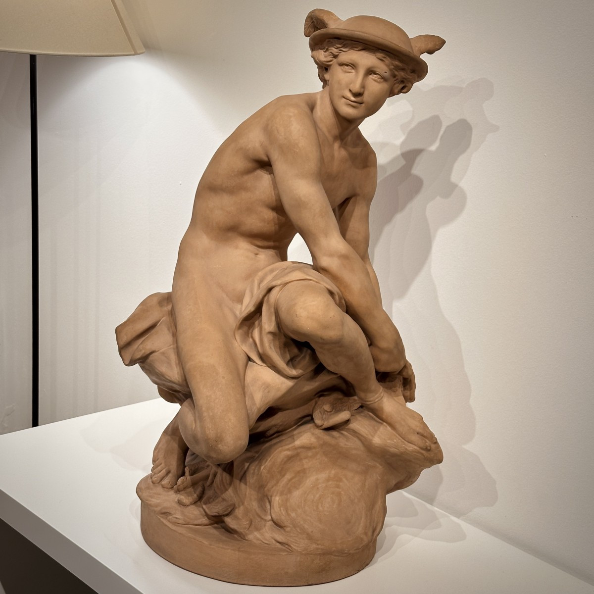 Mercure attachant ses talonnières - d'après Jean-Baptiste Pigalle - Terre cuite