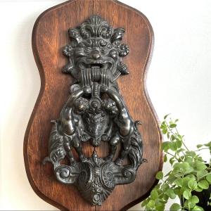 Heurtoir de porte aux putti et tête de chimère - Bronze sur plaque de bois - Italie XIXe