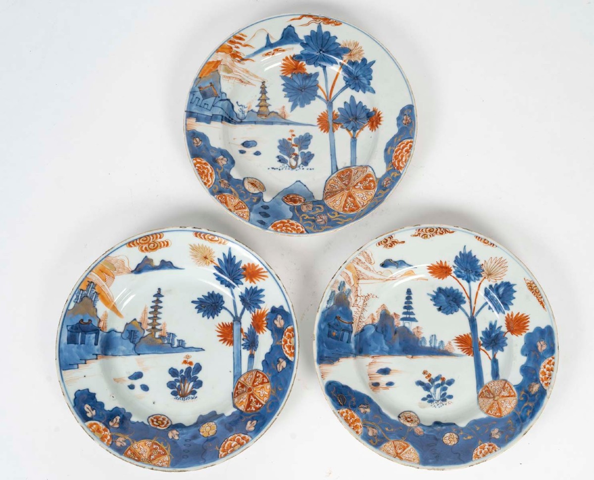 Trois assiettes en porcelaine de chine, Imari 18éme siècles.