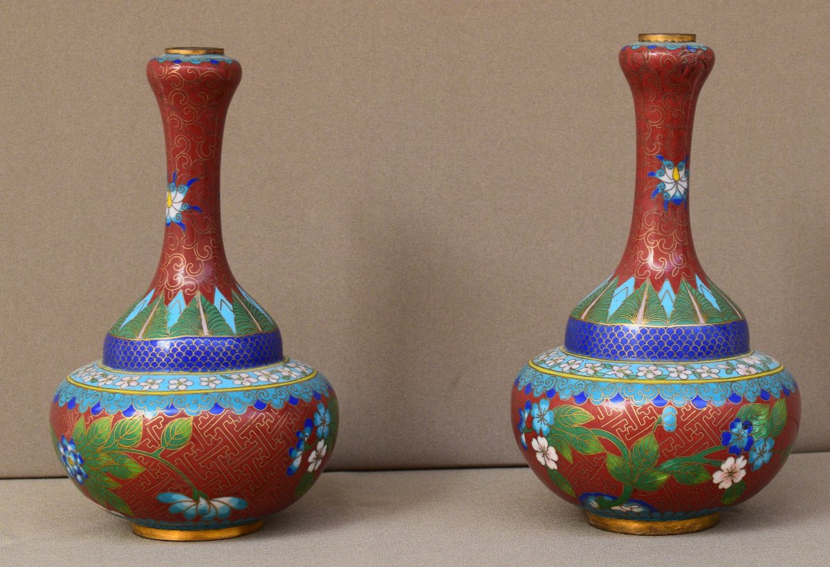 Paire De Vases Aux Emaux Cloisonnés